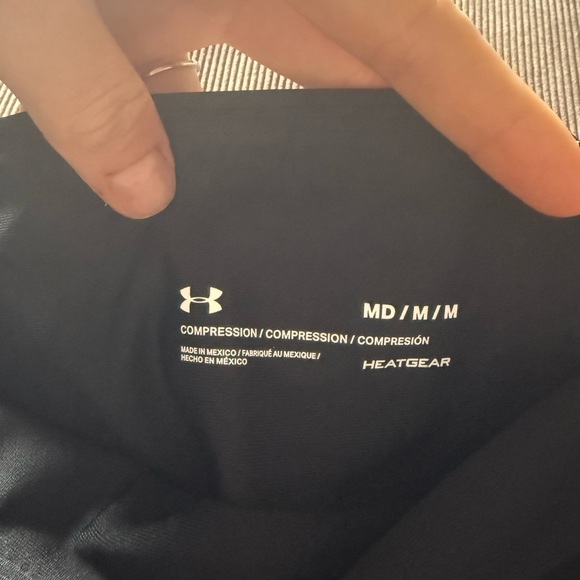 Under armour black leggings/ compression HEATGEAR medium - Picture 3 of 3